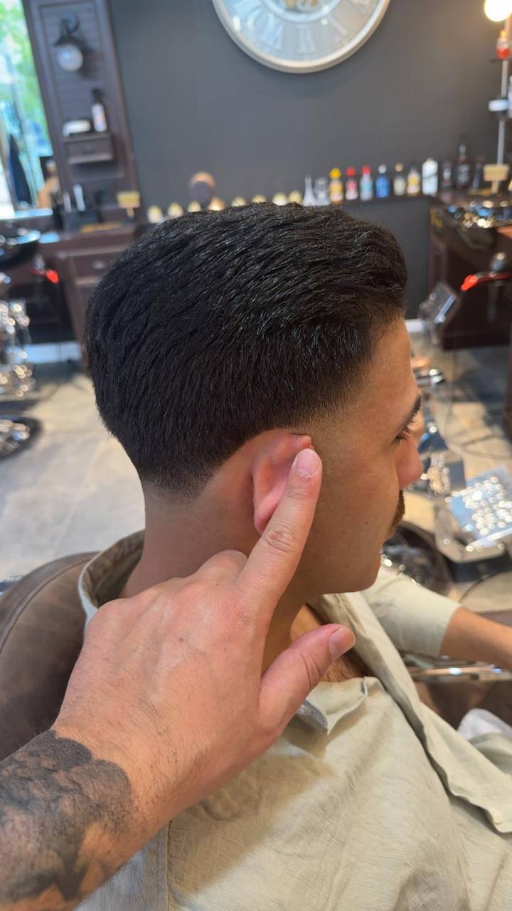 Detaljert herreklipp hos Mr Barber