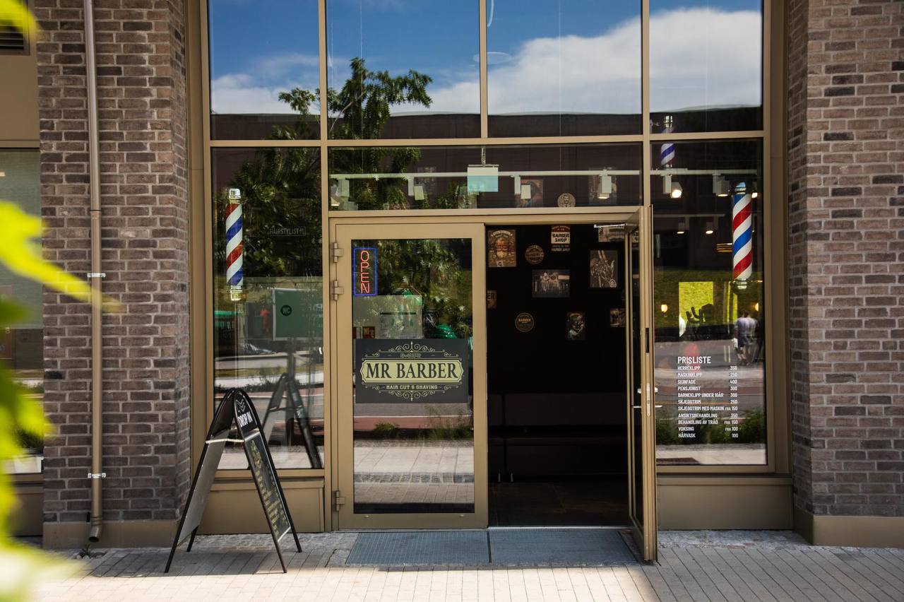 Inngangsparti med barbershop-skilt